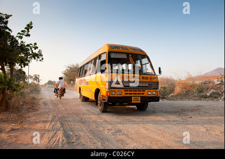 Gelbe indische Schulbus unterwegs in der Natur. Andhra Pradesh, Indien Stockfoto