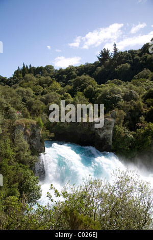 Die rauschenden Waikato River bildet die bekannten Huka Falls vor den Toren der Stadt Taupo, Neuseeland. Stockfoto