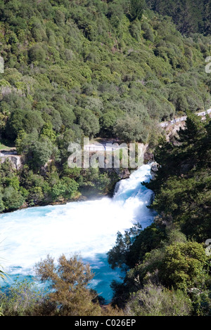 Die rauschenden Waikato River bildet die bekannten Huka Falls vor den Toren der Stadt Taupo, Neuseeland. Stockfoto