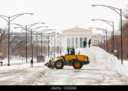 Caterpillar Tractor Aufräumarbeiten Schnee am Lake Shore Drive nach 2011 Chicago Blizzard Stockfoto