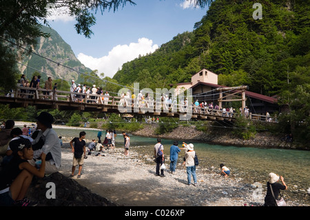 Kappabashi über den Azusa River in Kamikochi, Chubu-Sangaku Nationalpark japanischen Alpen. Stockfoto