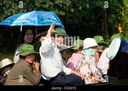 Touristen Reisen zur Parfüm Pagode in einem Sampan am Fluss Yen in My Duc District, Vietnam. Stockfoto