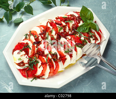 Frische Caprese Salat auf Teller Stockfoto