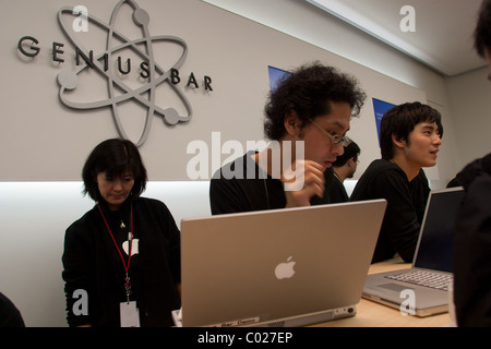 Eröffnungstag der Japans erste Apple Mac-Elektrofachmarkt in Ginza, Tokio, Japan. Auf dem Display waren Laptops, Computer, iPods. Stockfoto