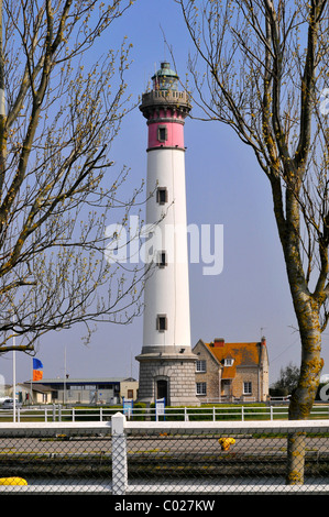 Leuchtturm von Ouistreham zwischen zwei Bäumen, im Département Calvados in der Region Basse-Normandie Frankreich Stockfoto