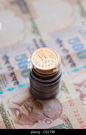 Stapel der indischen Rupie-Münzen auf 500 Rupien Noten Stockfoto
