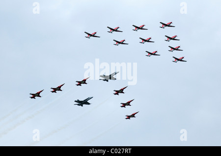 PC-7 Team, gefolgt von der FA-18 und der Patrouille Suisse, Emmen, Schweiz, Europa Stockfoto