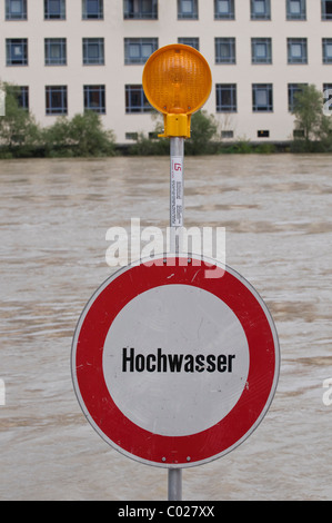 Schild mit der Aufschrift "Hochwasser", Flut, vor Wasser Stockfoto