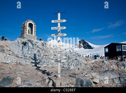 Schrein und Wegweiser an der antarktische chilenische Basis Gonzalez Videla, antarktische Halbinsel Stockfoto