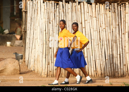 Teenage-Mädchen in der Schule Uniformen zu Fuß nach Hause von der Schule in Makeni, Sierra Leone, auf Dienstag, 24. Februar 2009. Stockfoto