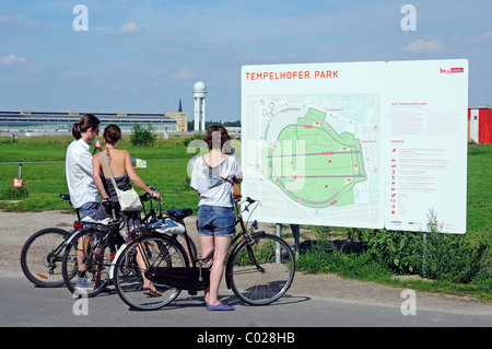Radfahrer vor Parken einer Karte auf dem Gelände des ehemaligen Flughafens Tempelhof eröffnet 2010 auf Tempelhofer Feld, Kreuzberg Stockfoto