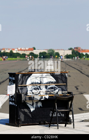 Kunst-Installation mit einem Klavier und einem Bild von John Lennon auf dem Gelände des ehemaligen Flughafens Tempelhof, Park eröffnet im Jahr 2010 auf Stockfoto