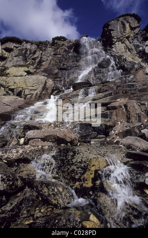 Hohe Tatra-Wasserfall "Skok" im "Hotel Dolina", das Tal in der Nähe von Tourist Resort Strbske Pleso. Stockfoto