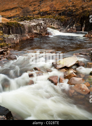 Die reißenden Fluß Etive fließt durch Glen Etive im Spätherbst Stockfoto