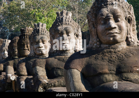 Wächter-Statuen in Angkor Thom Tempel, Südtor, Tempeln von Angkor, Siem Reap, Kambodscha, Indochina, Südost-Asien Stockfoto