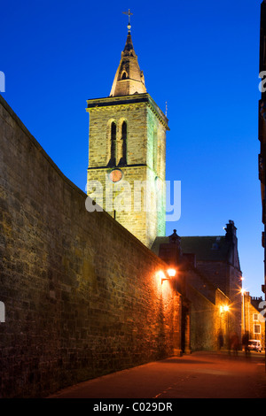 St Salvators College Kapelle Turm von Butts Wynd bei Dämmerung St Andrews Schottland Stockfoto