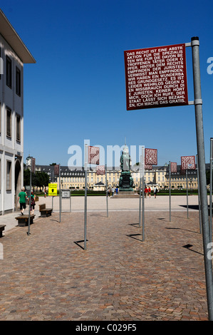 Schilder mit den Grundrechten auf dem Platz der Grundrechte oder Platz der Grundrechte im Heck Schoss Karlsruher Schloss Stockfoto