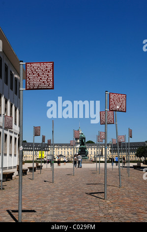 Schilder mit den Grundrechten auf dem Platz der Grundrechte oder Platz der Grundrechte im Heck Schoss Karlsruher Schloss Stockfoto