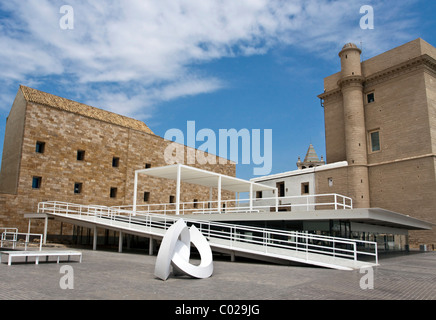 Moderner Anbau an der Iglesias Santiago Apostol Kirche in der andalusischen Stadt Cadiz, Spanien, Europa Stockfoto