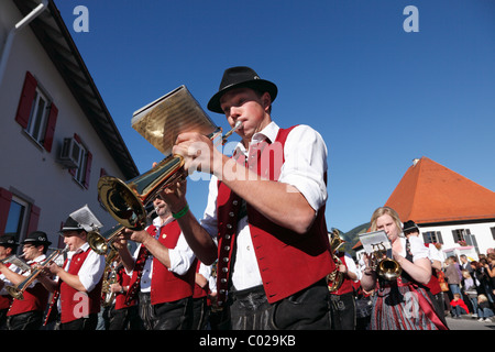 Harmoniemusik Pfronten Musikgesellschaft, Parade feiern die Rückkehr des Viehs in ihrer jeweiligen Eigentümer, Pfronten Stockfoto