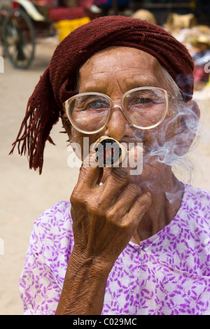 alte Frau Rauchen Cheroot in Bagan, Myanmar Stockfoto