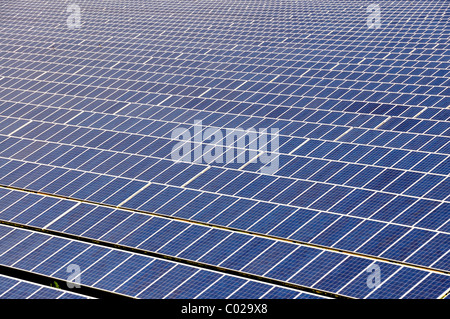 Freiflächen-Photovoltaik-Anlage, die derzeit die größte Website in Nordrhein-Westfalen, auf einer Fläche von 80 000 Quadratmetern Stockfoto