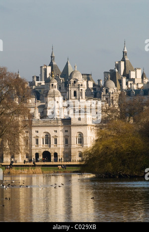 St James Park-See. Blick über in Richtung Horse Guards Parade und Whitehall Gebäude der Skyline von London. HOMER SYKES Stockfoto