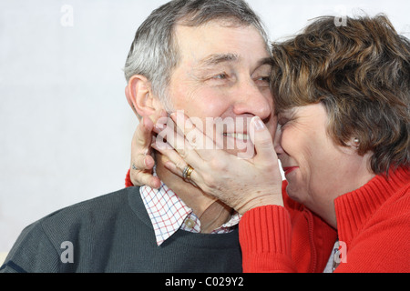 Kopf und Schultern Schuss von liebevollen älteren Ehepaar gemeinsam lachen. Stockfoto