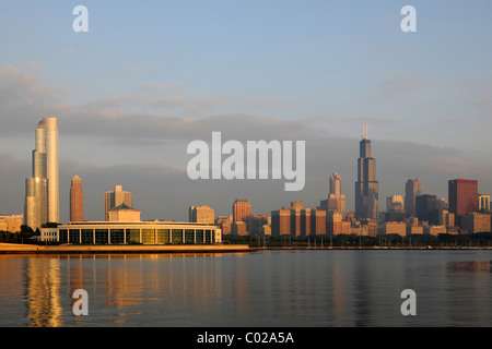 John G. Shedd Aquarium und Ozeanarium, Lake Michigan und Willis Tower, früher benannt Sears Tower und umbenannt in 2009, 311 South Stockfoto