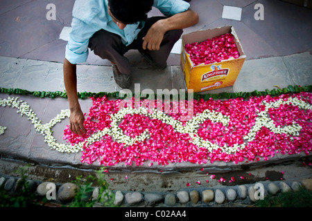 Ein Mann bereitet Blumenornamente vor einer indischen Hochzeit in Neu-Delhi in Indien. Stockfoto