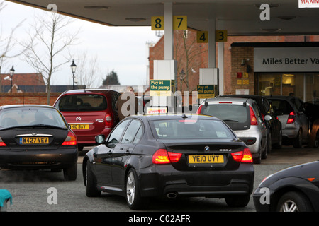 MENSCHEN, DIE AUTOS AN TANKSTELLE TANKEN Stockfoto