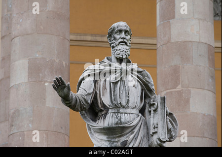 Stein-Statue des Heiligen Petrus vor der Basilika, Eger, Ungarn, Europa Stockfoto