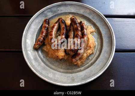 Sechs Nürnberger Würstchen mit Sauerkraut serviert auf einem Zinnteller, Nürnberg, Middle Franconia, Bayern, Deutschland, Europa Stockfoto