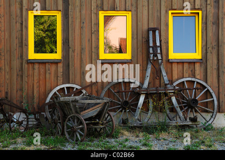 Alten Holzräder mit Pole und Einkaufswagen vor einem Schuppen, Falkenstein in der Nähe von Donnersdorf, untere Franken, Bayern, Deutschland, Europa Stockfoto