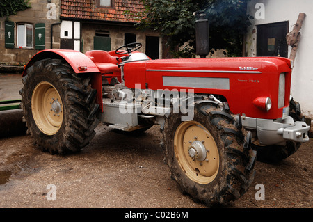 Oldtimer Schlüter-Traktor auf einem Bauernhof, 6 Zylinder, 75 PS, 6,5-Liter-Motor, Baujahr 1969, Schlueter Traktorbau 1937-1993 Stockfoto