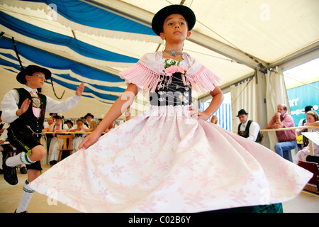 Schuhplattler traditioneller Tanz-Wettbewerb für den bayerischen Löwen, veranstaltet von der Folklore-Gesellschaft "d'Veiglberger", Pavillon, Stockfoto