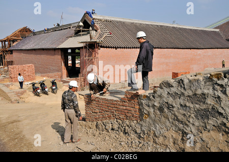 Arbeiter auf der Baustelle der Chua Bai Dinh Pagode, eine der größten Pagoden in Südost-Asien, in der Nähe von Ninh Binh Stockfoto