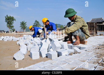 Arbeiter auf der Baustelle der Chua Bai Dinh Pagode, eine der größten Pagoden in Südost-Asien, in der Nähe von Ninh Binh Stockfoto