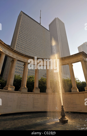 Brunnen vor dem Millennium Monument, Wrigley Square, Millennium Park, auf der Rückseite, die Aon Gebäude und eine aufsichtsrechtliche Stockfoto
