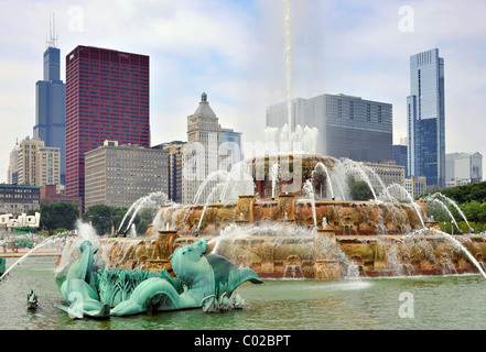 Buckingham Fountain, Grant Park, vor der Skyline mit Willis Tower, ehemals Sears Tower, CNA Center Erbe an Stockfoto