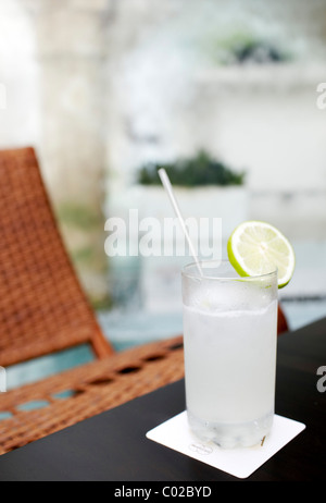 Kalk-Natron Citron am Tisch mit Korbstuhl Stockfoto