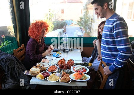 Europa Griechenland Athen Plaka ein Tablett mit griechischen Mezedes in der Sholarhio Taverne Stockfoto