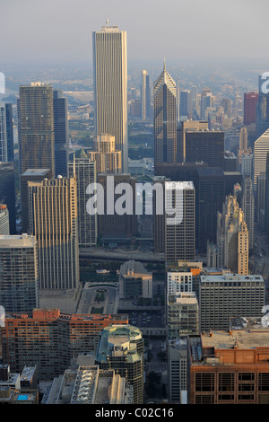 Blick nach Norden in Richtung zwei Prudential Plaza, Aon Center, Tribune Tower, Wrigley Building Wolkenkratzer, Chicago, Illinois Stockfoto