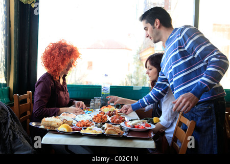 Europa Griechenland Athen Plaka ein Tablett mit griechischen Mezedes in der Sholarhio Taverne Stockfoto