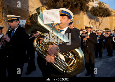 Mitglieder einer Blaskapelle in dunkle Kleidung Musik während Straßenparaden Karfreitag gedenken, die in Malta gehalten werden. Stockfoto