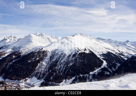 St. Anton am Arlberg, Tirol, Österreich, Europa. Blick über das Tal von Galzig Rendl Berg in den österreichischen Alpen im winter Stockfoto