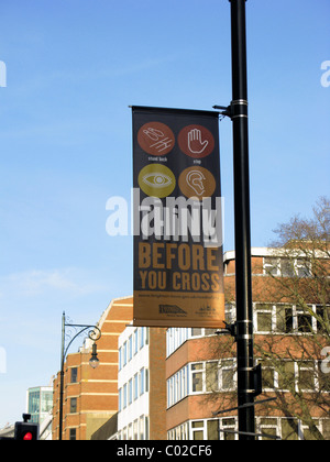 '' Denken bevor Sie überqueren '' Sicherheit Straßenschild in Brighton & Hove, East Sussex Bereich Stockfoto