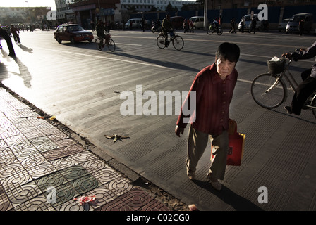 Frau zu Fuß auf der Straße in Guyuan, ningxia Stockfoto