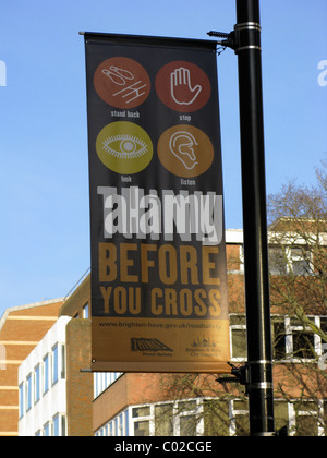 '' Denken bevor Sie überqueren '' Sicherheit Straßenschild in Brighton & Hove, East Sussex Bereich Stockfoto