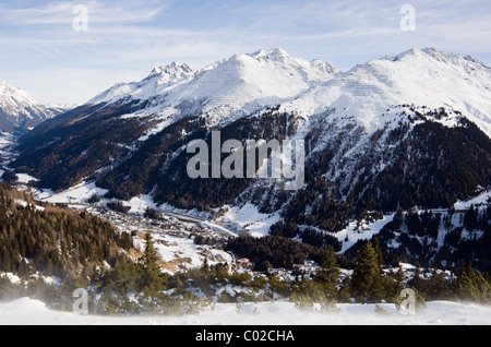 St. Anton am Arlberg, Tirol, Österreich, Europa. Blick über das Tal von Galzig Rendl Berg in den österreichischen Alpen im winter Stockfoto